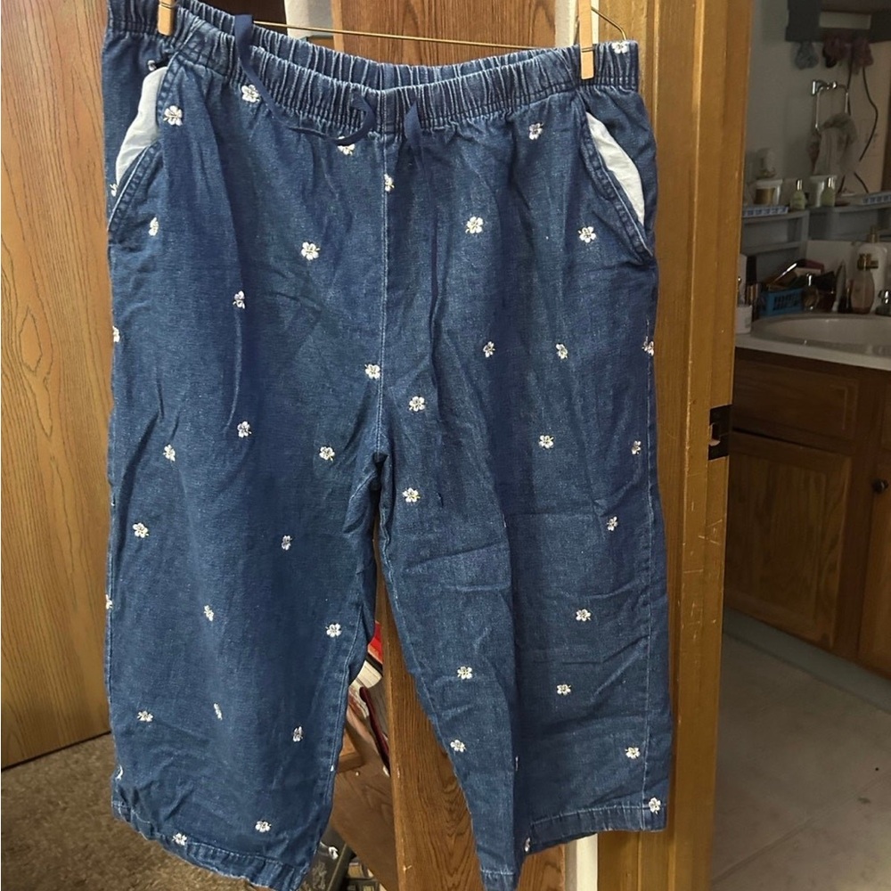 Women’s Capri Pants. Floral design. Elastic waist band.